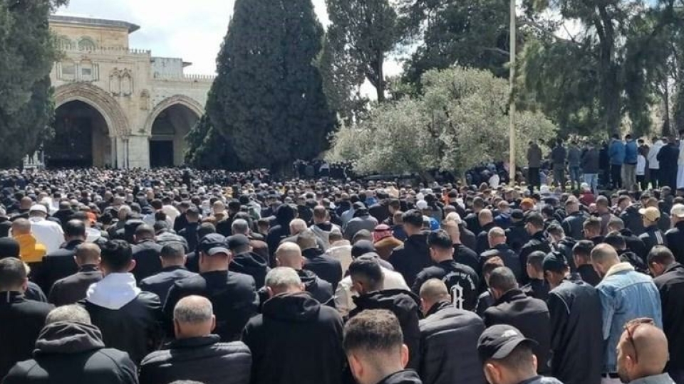 بیش از 100 هزار نفر در نماز جمعه مسجد الاقصی شرکت کردند
