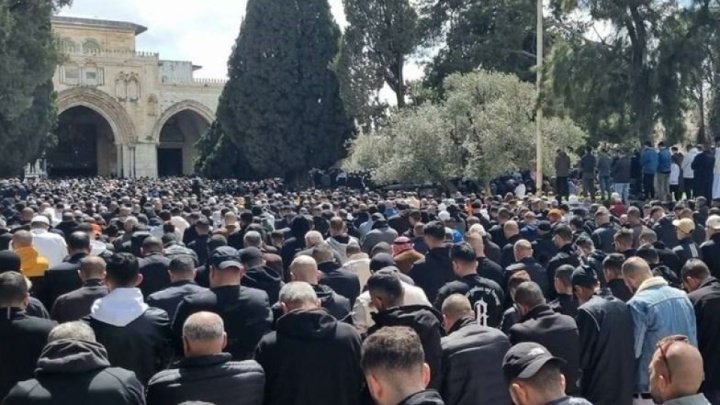 بیش از ۱۰۰ هزار نفر در نماز جمعه مسجد الاقصی شرکت کردند