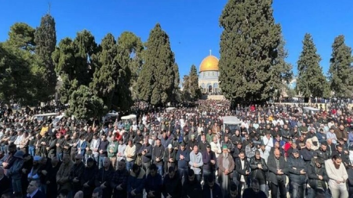 سومین نماز جمعه ماه رمضان با حضور گسترده فلسطینی‌ها در مسجد الاقصی برپا شد