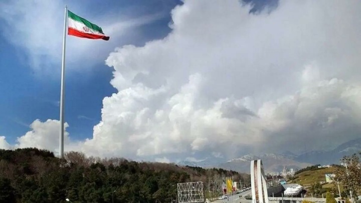 ​بزرگ‌ترین پرچم جمهوری اسلامی در اراضی عباس‌آباد به اهتزاز درآمد