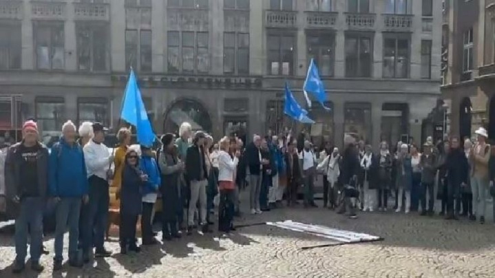 تظاهرات در آمستردام هلند برای اعتراض به عرضه تسلیحات به اوکراین