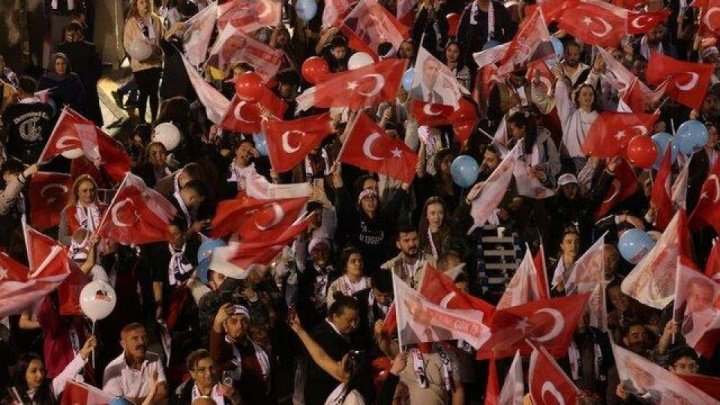 حزب اپوزیسیون جمهوری‌خواه خلق ترکیه از حزب حاکم پیشی گرفت