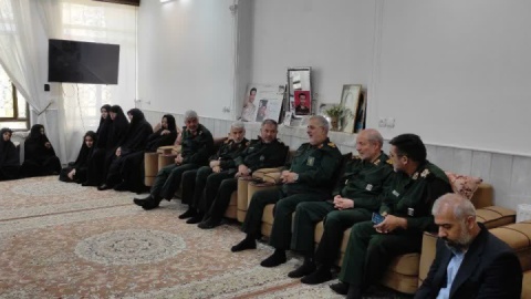 فرمانده نیروی زمینی سپاه با خانواده شهدای اقدام تروریستی چابهار دیدار کرد