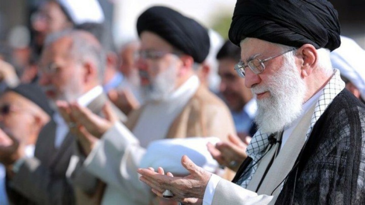 رهبر انقلاب تا دقایقی دیگر نماز عید فطر را اقامه می‌کنند