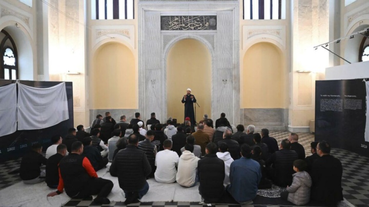 مسلمانان شهر «تسالونیکی» یونان پس از ۱۰۰ سال انتظار نماز عید فطر خواندند