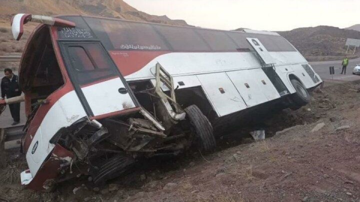 ۱۳ مصدوم درپی واژگونی اتوبوس در یزد