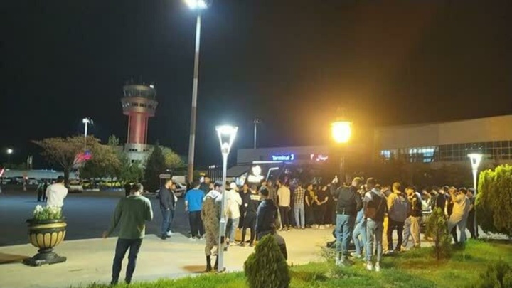 هواداران تراکتور به بازیکنان در فرودگاه تبریز حمله کردند