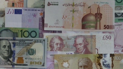 افت دلار و رشد یورو در مرکز مبادله