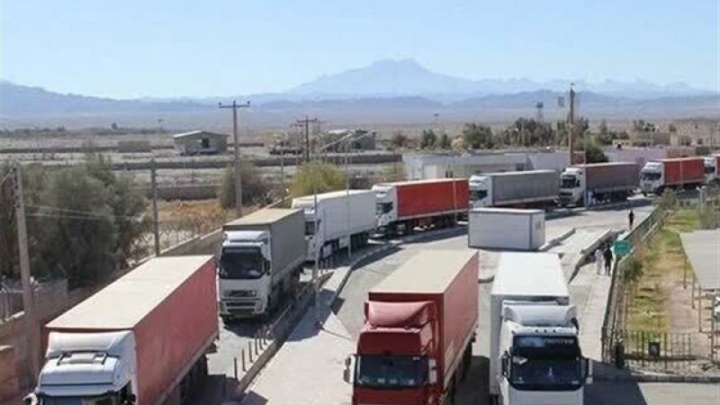 تردد کامیون‌ها در گمرک مرزی آستارا به حالت عادی بازگشت