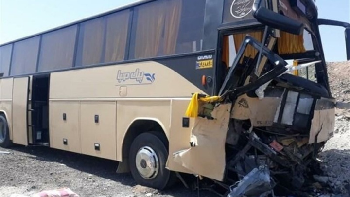 تصادف اتوبوس و کامیون در محور یزد-طبس