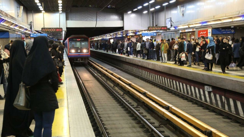 شرکت بهره برداری مترو تهران: تخلیه مسافران در ایستگاه‌‌های تئاترشهر و انقلاب ممکن نیست