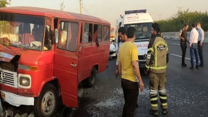 ۱۵ مصدوم درپی واژگونی مینی‌بوس در قزوین