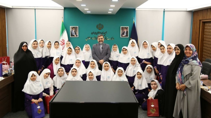 نواخته شدن «زنگ فرهنگ» در دیدار وزیر فرهنگ با دختران دبستان رازی
