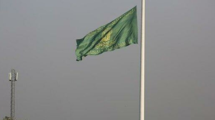 اهتزاز بزرگ‌ترین پرچم رضوی در میدان مشاهیر بوستان نوروز