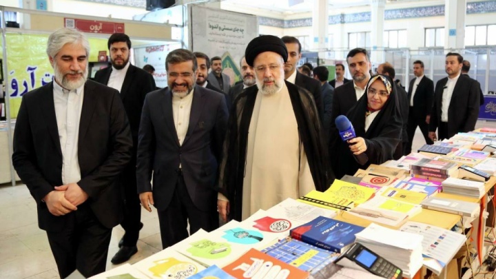 رئیسی از سی و پنجمین نمایشگاه کتاب تهران بازدید کرد