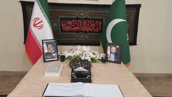 حضور نخست وزیر پاکستان در سفارت ایران/ امضای دفتر یادبود شهید آیت‌الله رئیسی