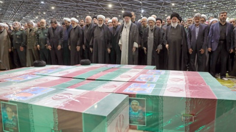 اقامه نماز رهبر انقلاب بر پیکر رئیس جمهور شهید و همراهانش