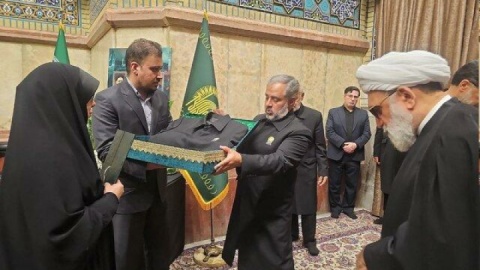 نشان و لباس خادمی آستان قدس رضوی به خانواده شهید امیرعبداللهیان تقدیم شد