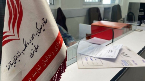 مادر شهید مدافع حرم بخشی از بدهی یک زندانی را پرداخت کرد