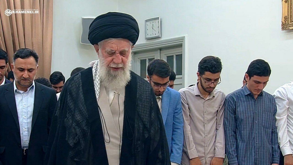 مدال آوران علمی ایران به امامت رهبر انقلاب نماز ظهر را اقامه کردند