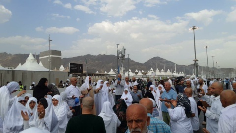 بارش باران رحمت الهی در سرزمین منا؛ دعای حجاج ایرانی زیر باران