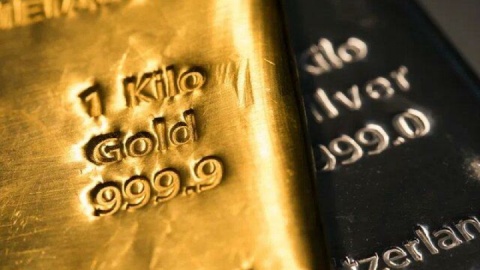 طلای جهانی به قعر نشست