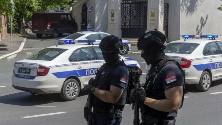 حمله به سفارت رژیم صهیونیستی در صربستان؛ یک افسر پلیس زخمی و مهاجم کشته شد