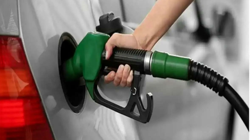 افزایش ۲۵ هزار تومانی قیمت بنزین موجب افزایش تورم می‌شود