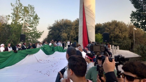 اهتزاز بزرگ‌ترین پرچم فلسطین بر بلندای پایتخت ایران
