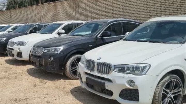 ۱۴ خودروی BMW قاچاق در یک ساختمان مسکونی غرب تهران کشف شد