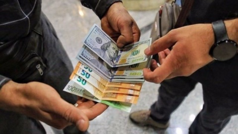 دستگیری ۳ دلال ارزی در خیابان منوچهری تهران