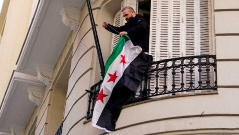 برافراشته شدن پرچم جدید بر فراز سفارت سوریه در مسکو