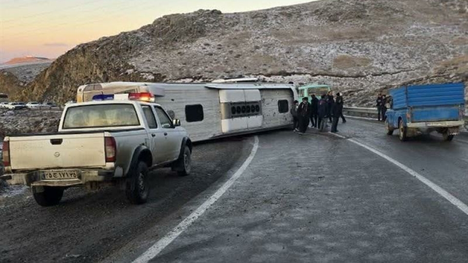 ۶ کشته و ۳۵ زخمی درپی واژگونی مرگبار مینی‌بوس و اتوبوس