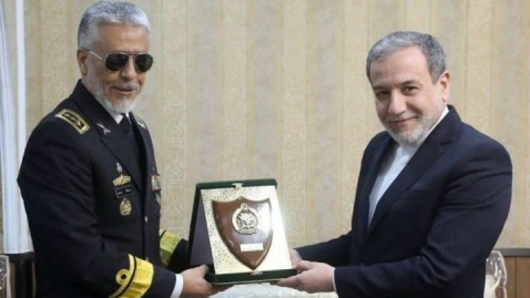 تقدیر از عراقچی با اهدای نشان ارتش جمهوری اسلامی ایران