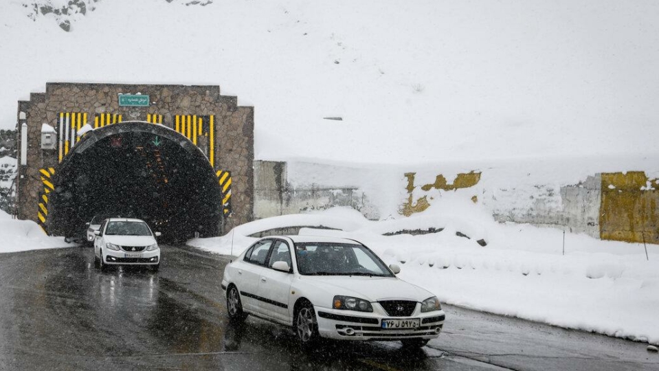 بارش برف و باران و ترافیک نیمه‌سنگین در جاده‌های کشور