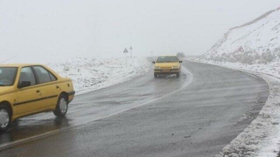 بارش برف و باران در جاده‌های ۱۰ استان کشور