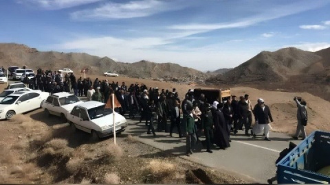 تصاویری از تشییع پیکر امیرمحمد خالقی در روستای درمیان خراسان‌جنوبی