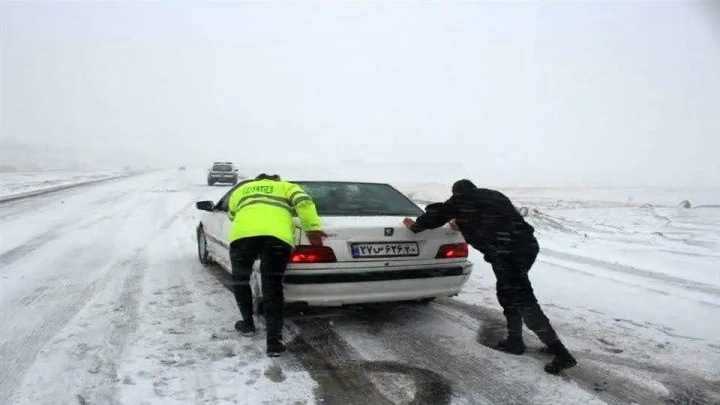 جانشین پلیس راه فراجا: جاده‌های ۲۳ استان کشور درگیر برف و یخبندان است