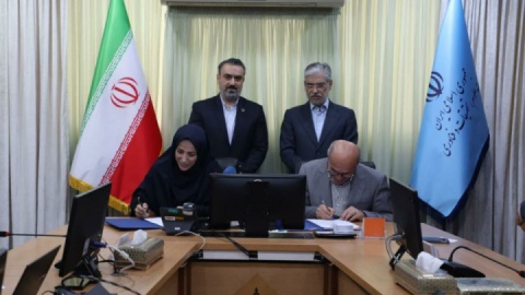 وزیر علوم: تلفن همراه و لپ‌تاپ دانشجویان از نیمه دوم فروردین بیمه می‌شود