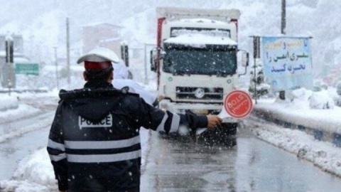 آغاز بارش شدید برف در جاده چالوس/ مسافران سفرهای خود را به تعویق بیندازند