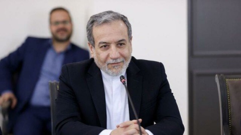 گپ‌وگفت عراقچی با گردشگران ایرانی در خیابان‌های ایروان