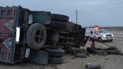 واژگونی کامیون روی مسافران کنار جاده