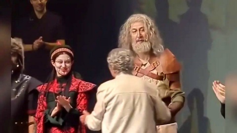فیلم/ آواز باشکوه ای ایران بازیگران ایرانی نمایش سیصد و بهروز وثوقی در امریکا / فقط نوید محمدزاده نخواند