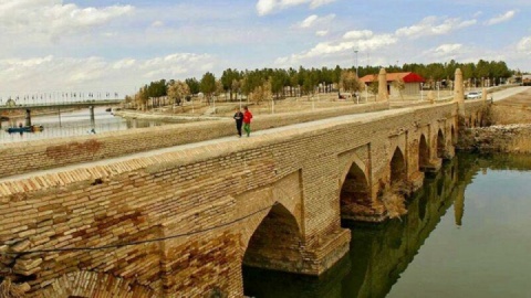 «خوره اسیدی» به جانِ پلِ تاریخی ورزنه اصفهان افتاده است