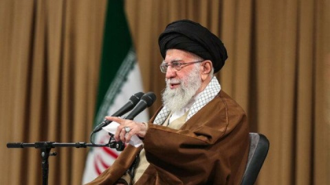رهبر انقلاب: هرگونه سهل‌انگاری یا تعمّد در حادثه آتش‌سوزی بندر شهید رجایی بر طبق مقررات پیگیری شود