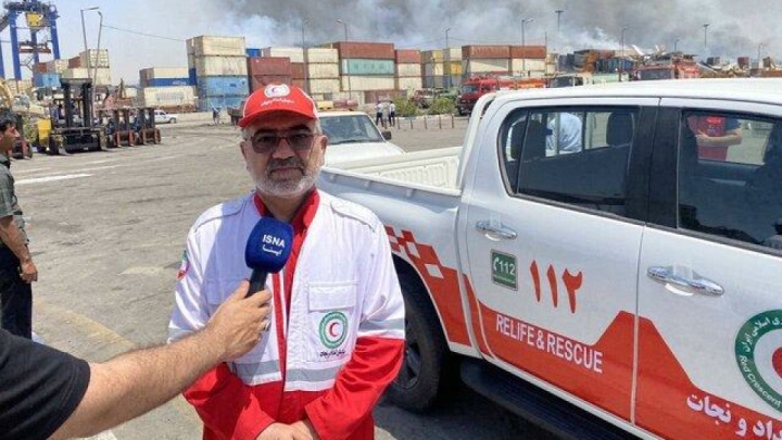 ادامه عملیات لکه‌گیری در بندر عباس/ وزش باد کار اطفای حریق را دشوار کرد