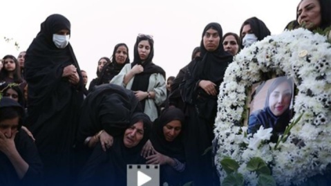 فیلم/ همسر جان باخته: زیر آتیش سوخت؛ همه چی توی یک ثانیه اتفاق افتاد/ لحظات غم انگیز تشییع پیکر سمیه رئیسی سرخونی؛ یکی از جانباختگان حادثه انفجار در بندر شهیدرجایی