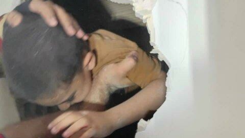 سقوط کودک ۵ ساله به درز انقطاع بین دو ساختمان