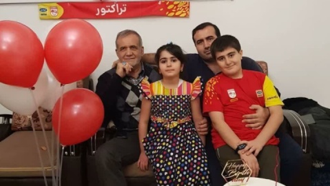 عکس رییس جمهور با کیک و پرچم تراکتور قدیمی است!