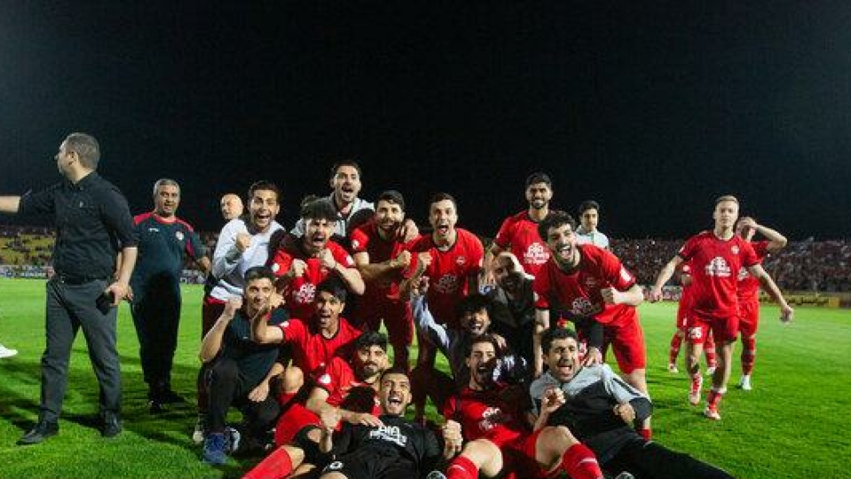 وقتی پرچم به دست تراکتور افتاد